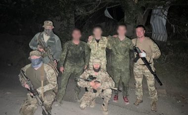 Ushtarët ukrainas u shpëtuan nga rajonet e pushtuara pasi ishin fshehur për më shumë se një vit e gjysmë