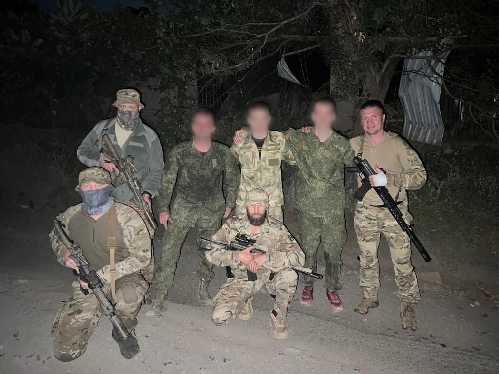 Ushtarët ukrainas u shpëtuan nga rajonet e pushtuara pasi ishin fshehur për më shumë se një vit e gjysmë