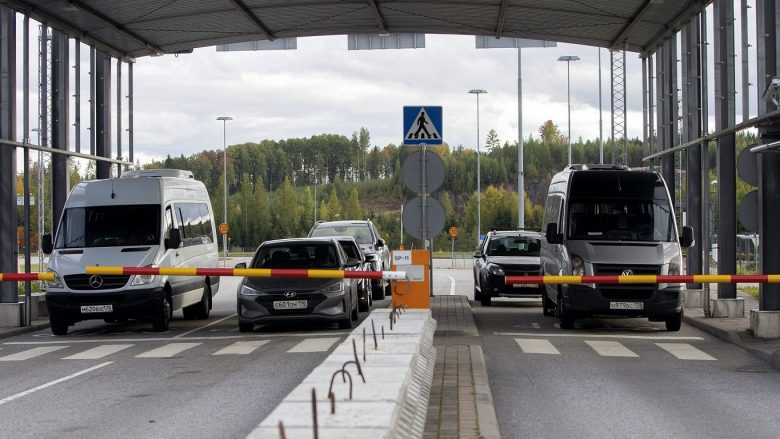Norvegjia ndalon hyrjen e makinave të regjistruara në Rusi