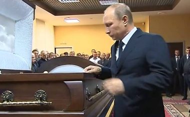 Jo, këto pamje nuk vërtetojnë se Vladimir Putin mori pjesë në funeralin e shefit të Wagner, Yevgeny Prigozhin