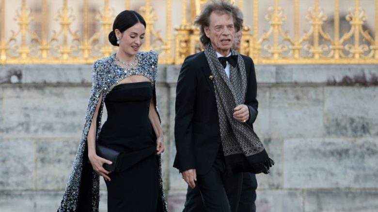 E fejuara 36 vjeçare e Jagger merr vëmendjen me përzgjedhjen e modës në Paris