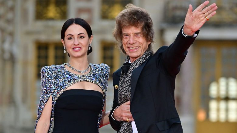 Mick Jagger dhe e fejuara e tij 44 vjet më e re fotografohen mjaft të disponuar në Paris