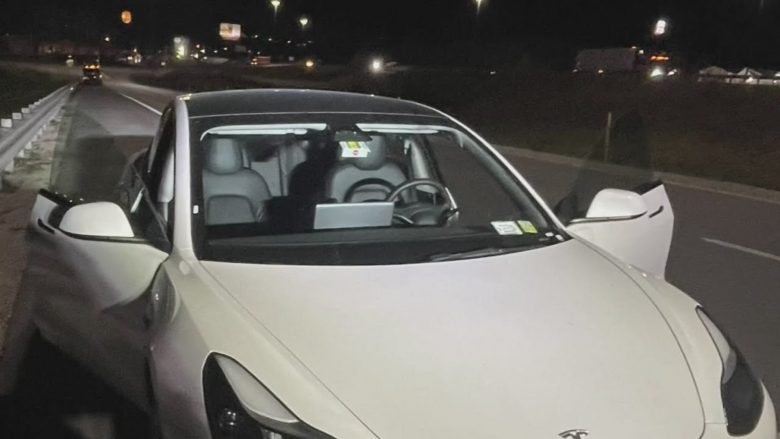 E morën me qira një veturë Tesla – nënë e bijë mbesin të bllokuara pasi nuk dinin se si ti hapnin dyert