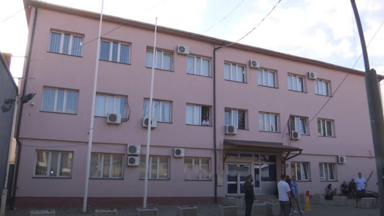 Shtyrja e vendimit për lirimin e objektit në veri, Qeveria kritikohet për joseriozitet