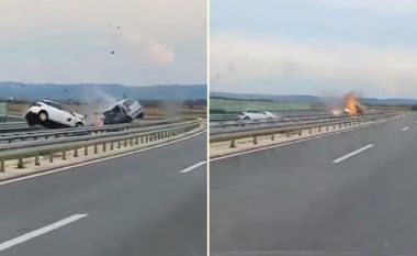 Njëra ishte duke lëvizur në drejtim të kundërt, publikohet momenti i përplasjes së dy veturave në një autostradë të Serbisë