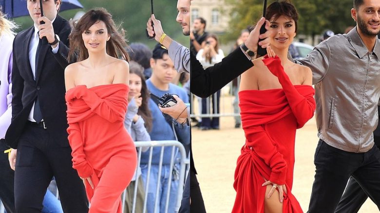 Emily Ratajkowski mban fustanin e saj të kuq teksa i rrëshqet poshtë trupit të saj në Javën e Modës në Paris