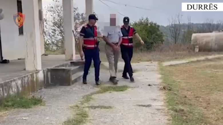 Zbulohet arsenal armësh e municionesh të fshehura në një banesë, arrestohet 70-vjeçari në Durrës