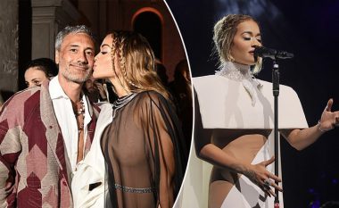 Rita Ora fotografohet duke puthur burrin e saj, ndërsa performon në amFAR për rritjen e fondeve mbi kërkimet për SIDA-n