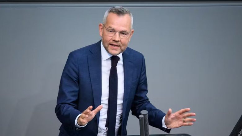 Deputeti gjerman i reagon Vuçiqit: Nuk duhet të shohim atë nëse viktimat janë shqiptarë apo serbë, por pse duhet të vriten