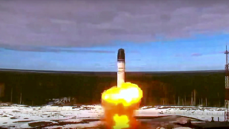 Rusia mobilizon një raketë balistike ndërkontinentale në detyrë luftarake