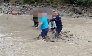 Shpëtohen 23 turistë të huaj, ishin bllokuar në lumin e Langaricës në Përmet