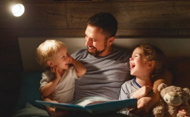 Hulumtimi konfirmoi: Baballarët ndihen më të lumtur me fëmijët e tyre sesa nënat