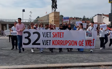 “14 viktima, 0 ditë burg”, familjarët e viktimave në spitalin modular në Tetovë sot protestuan në Shkup