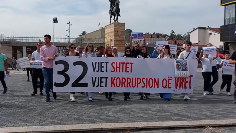 “14 viktima, 0 ditë burg”, familjarët e viktimave në spitalin modular në Tetovë sot protestuan në Shkup