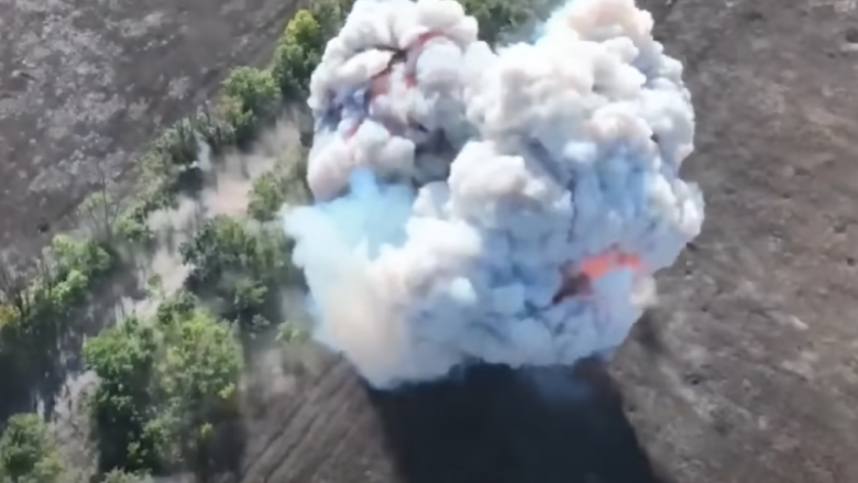 Shpërthim i fuqishëm kur Ukraina hodhi bombë tek tanku rus