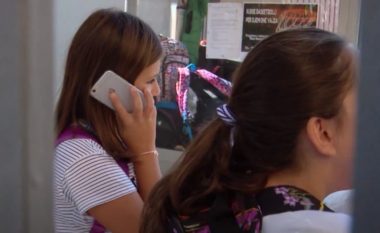 Ndalohen telefonat në shkollat e Shqipërisë, do të lejohen vetëm për nxënësit me arsye shëndetësore