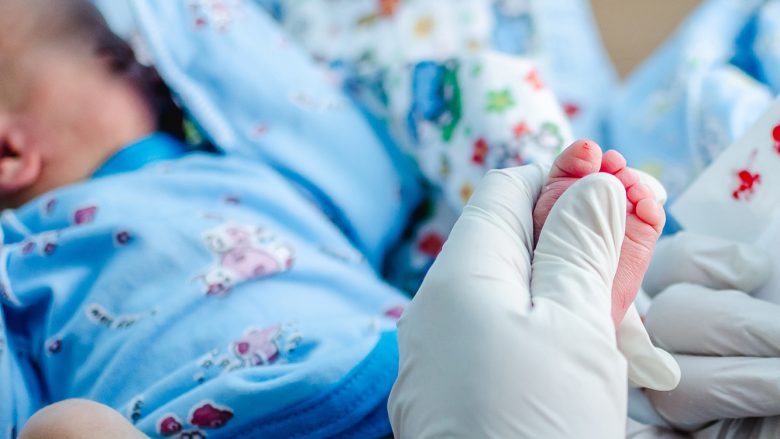 Një nga testet e para kur lind një fëmijë është më i rëndësishmi: Pse i merret gjak nga thembra dhe çfarë tregon?