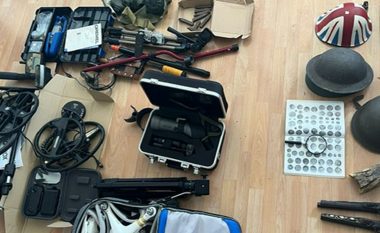 Dogana e Maqedonisë sekuestron pajisje për gjetjen e metaleve, helmeta ushtarake dhe revolverë