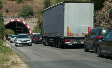 Prej sot mbyllet rruga lokale Shkup-Bllacë, qasja është siguruar përmes rrugës së përkohshme