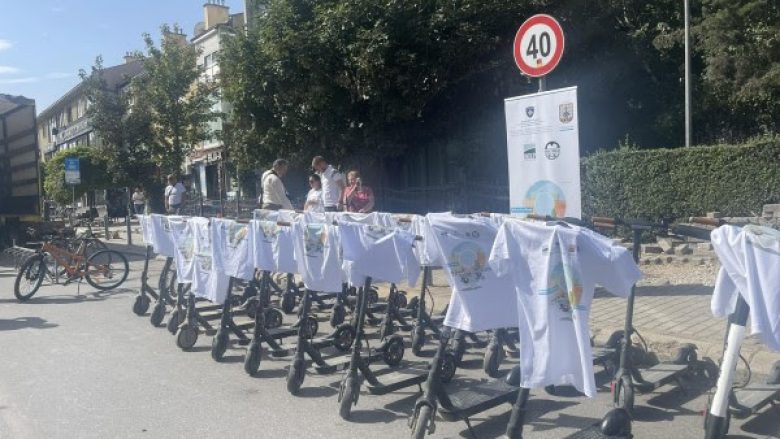 “Dita pa makina”, qytetarët kanë mundësi të shfrytëzojnë trotineta e biçikleta falas në Prishtinë