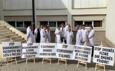 Protestojnë kardiologët, kërkojnë shkarkimin e drejtorit të klinikës