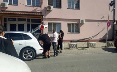 Serbët e ngujuar në objektin në veri furnizohen me ushqim