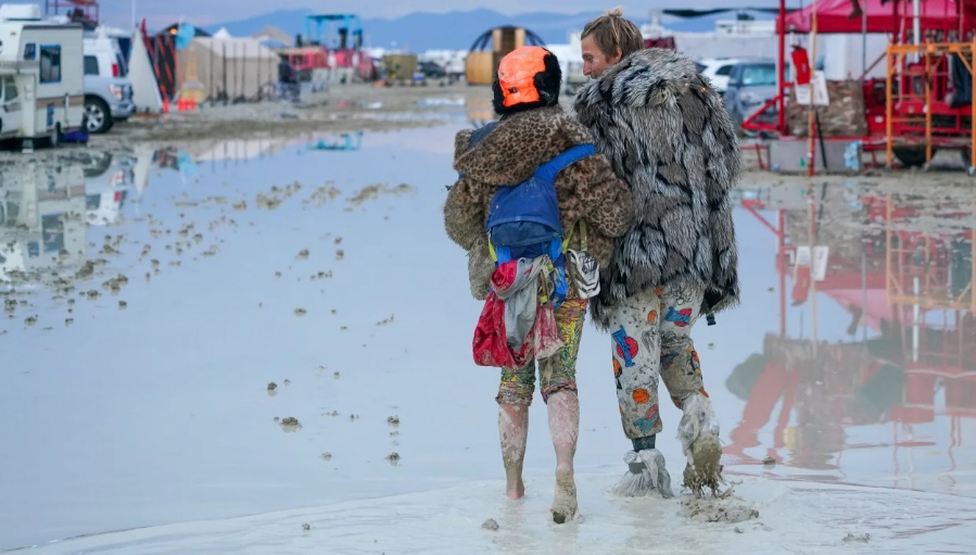 Së paku një i vdekur dhe mbi 70 mijë njerëz të ngecur në festivalin ‘Burning Man’, pas shirave të rrëmbyeshëm në Nevada
