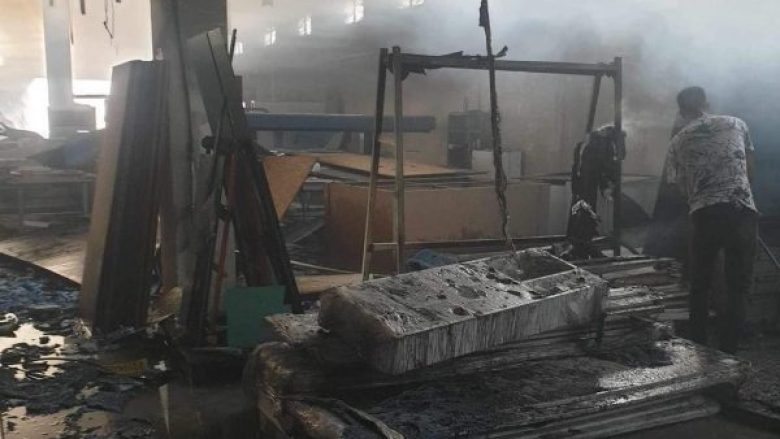 Policia jep detaje për djegien e fabrikës së mobileve në Suharekë