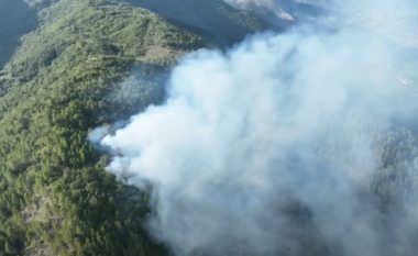 Zjarr i përmasave të mëdha në zonën pyjore të Mirditës, flakët ende aktive