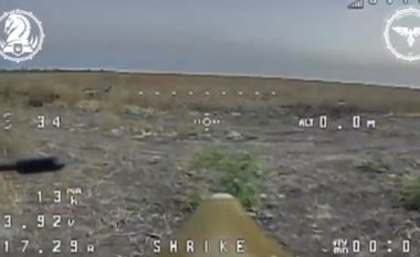 Dronët kamikaz të ukrainasve sulmojnë tankun e “vetmuar” rus – gjithçka u filmua