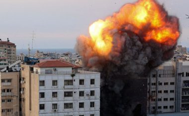 Momenti kur raketa izraelite godet bankën kombëtare islamike në Gaza