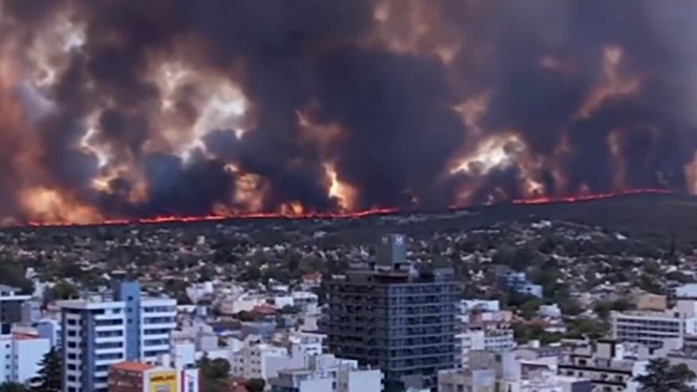 Një ‘mur’ i madh zjarri po i afrohet një qyteti në Argjentinë