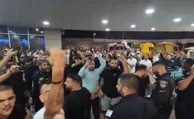 Të djathtët izraelitë shprehin revoltën para spitalit, bllokojnë kalimin e autoambulancës – mendonin se po trajtohej atje militanti i Hamasit