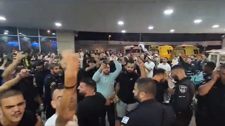 Të djathtët izraelitë shprehin revoltën para spitalit, bllokojnë kalimin e autoambulancës – mendonin se po trajtohej atje militanti i Hamasit