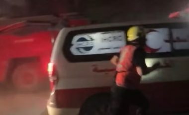 Derisa po ndihmonin civilët që të evakuohen pas sulmeve ajrore izraelite, punonjësit e ekipit të shpëtimit goditen nga një bombë