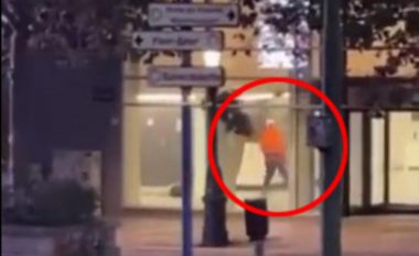 Publikohen pamjet kur sulmuesi në Bruksel shtie me pushkë automatike mbi dy të rinjtë, të veshur me fanella të Suedisë