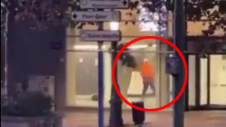 Publikohen pamjet kur sulmuesi në Bruksel shtie me pushkë automatike mbi dy të rinjtë, të veshur me fanella të Suedisë