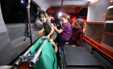 Publikohen pamjet e pasojave të sulmit në spitalin e Gazës