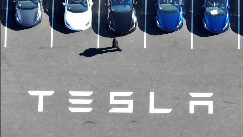 Tesla po tërheq 55 mijë automjete nga rrugët, shkak vaji i frenave