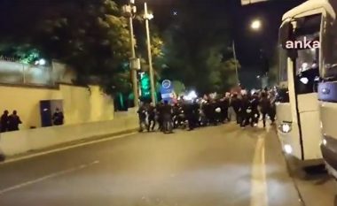 Në Stamboll sulmohet konsullata izraelite, turma u përleshën me policinë – sulme pati edhe në Jordani