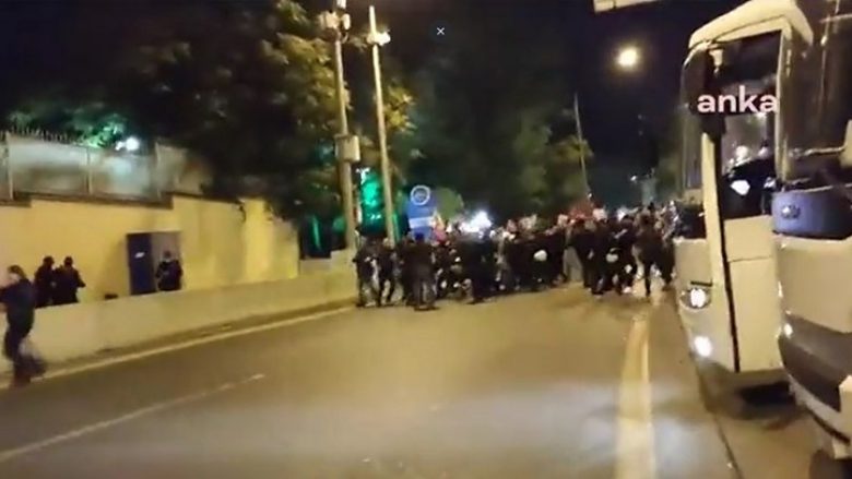 Në Stamboll sulmohet konsullata izraelite, turma u përleshën me policinë – sulme pati edhe në Jordani