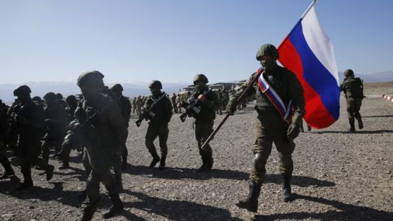 The Guardian: Rusia po rekruton serbë dhe po i dërgon në fushëbetejë në Ukrainë