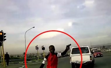 Ia drejtoi revolen derisa ishte në veturë, shoferi shtyp pedalin e gazit – shtyp të riun në Afrikën e Jugut