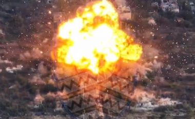 Ukrainasit hedhin në erë sistemin raketor rus TOS-1, nga goditja e fuqishme gjithçka përreth shkundet