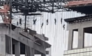 Struktura që lidhte dy ndërtesat shumëkatëshe në Brazil shembet, punonjësit mbeten të varur në kabllot në 150 metra lartësi