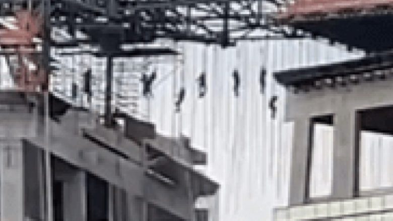 Struktura që lidhte dy ndërtesat shumëkatëshe në Brazil shembet, punonjësit mbeten të varur në kabllot në 150 metra lartësi