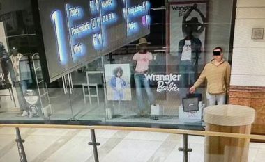 U shtir si “kukull” në vitrinën e dyqanit, kreu vjedhje – kamerat e sigurisë kapin hajnin në Varshavë