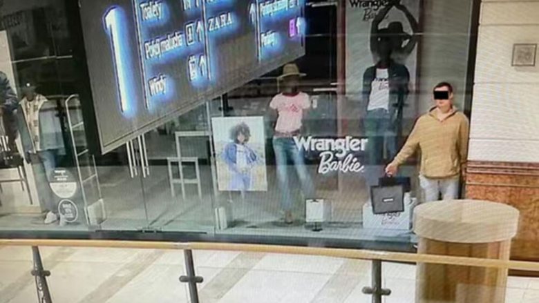 U shtir si “kukull” në vitrinën e dyqanit, kreu vjedhje – kamerat e sigurisë kapin hajnin në Varshavë