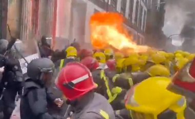 Zjarrfikësit gjatë protestës sulmuan policinë, pamje kaotike nga qyteti spanjoll