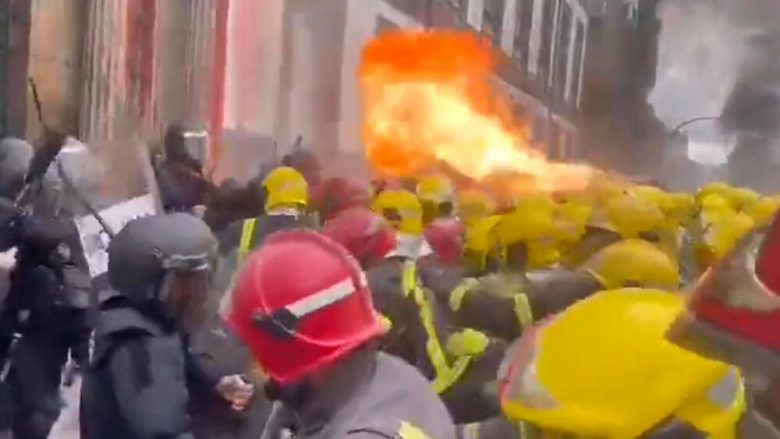 Zjarrfikësit gjatë protestës sulmuan policinë, pamje kaotike nga qyteti spanjoll